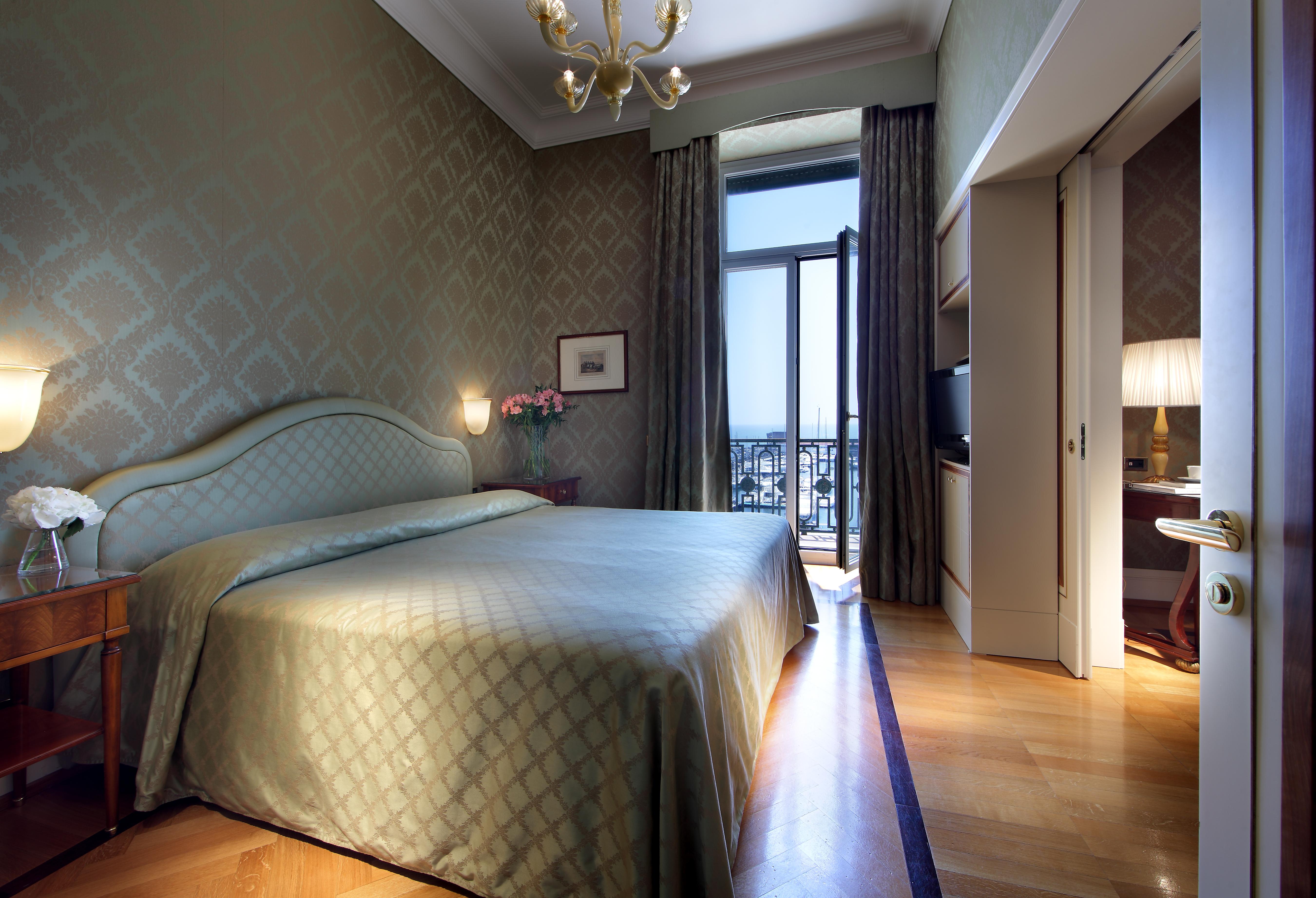 Eurostars Hotel Excelsior Napoli Bagian luar foto