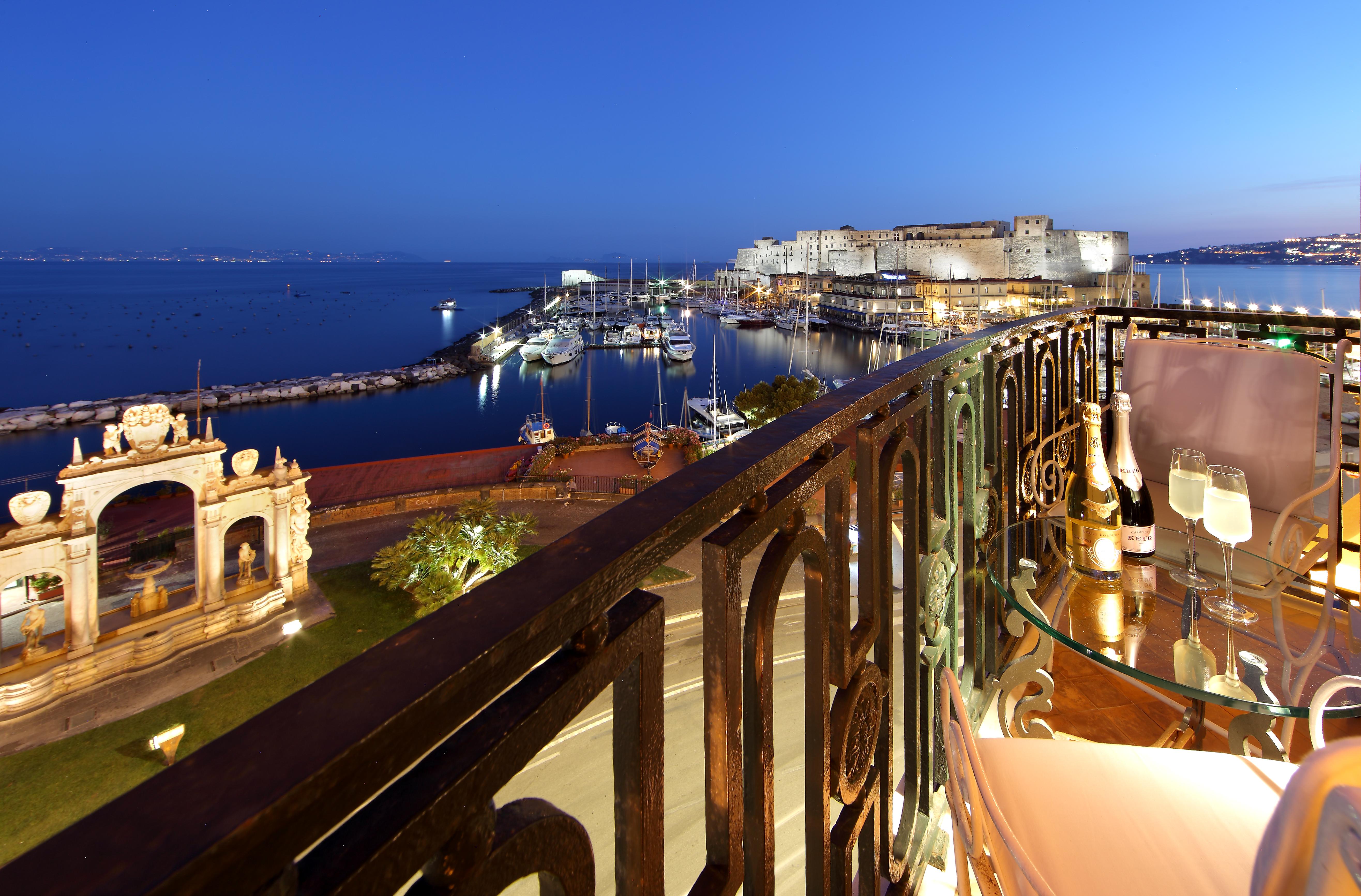Eurostars Hotel Excelsior Napoli Bagian luar foto