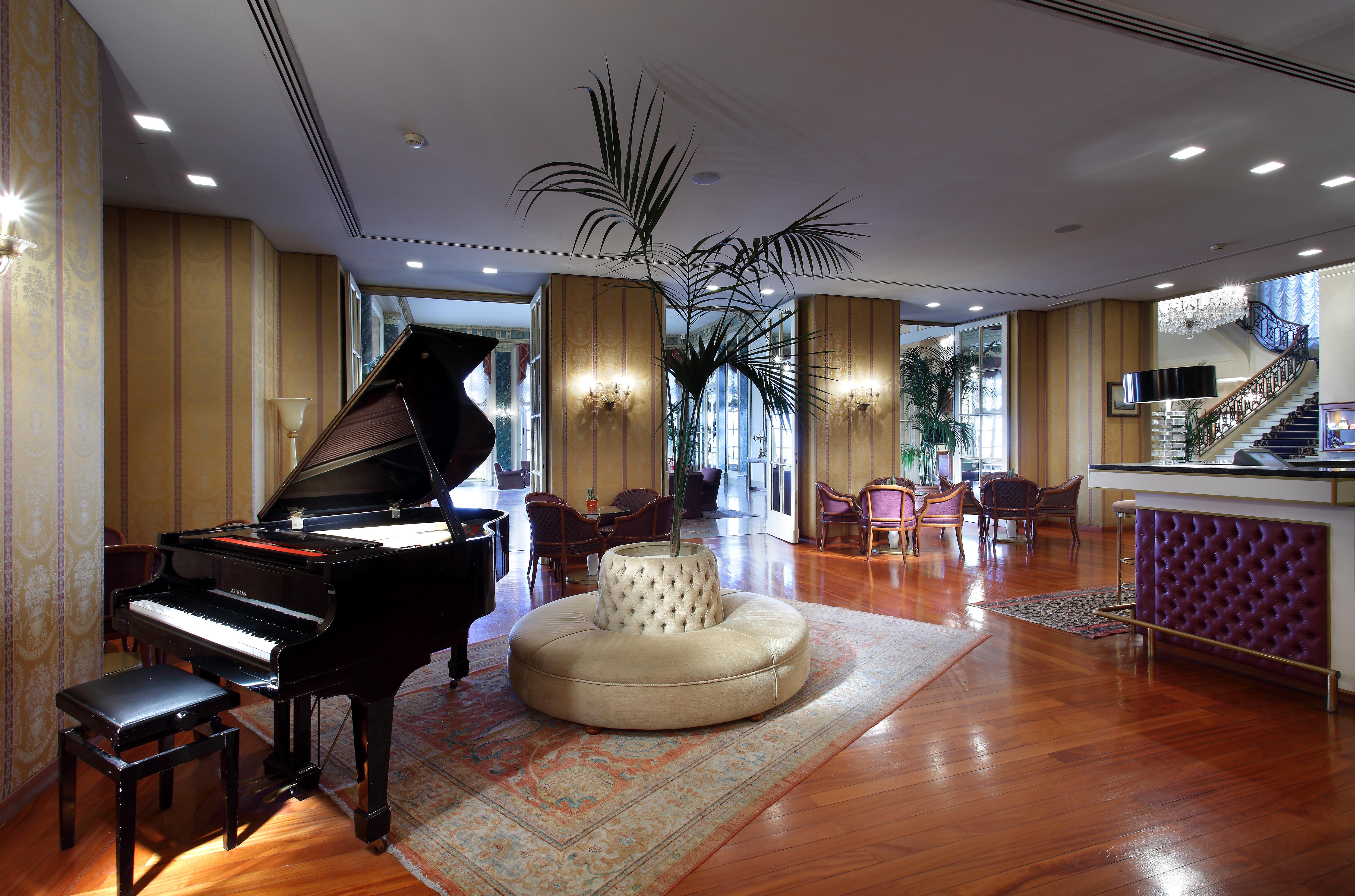 Eurostars Hotel Excelsior Napoli Bagian luar foto