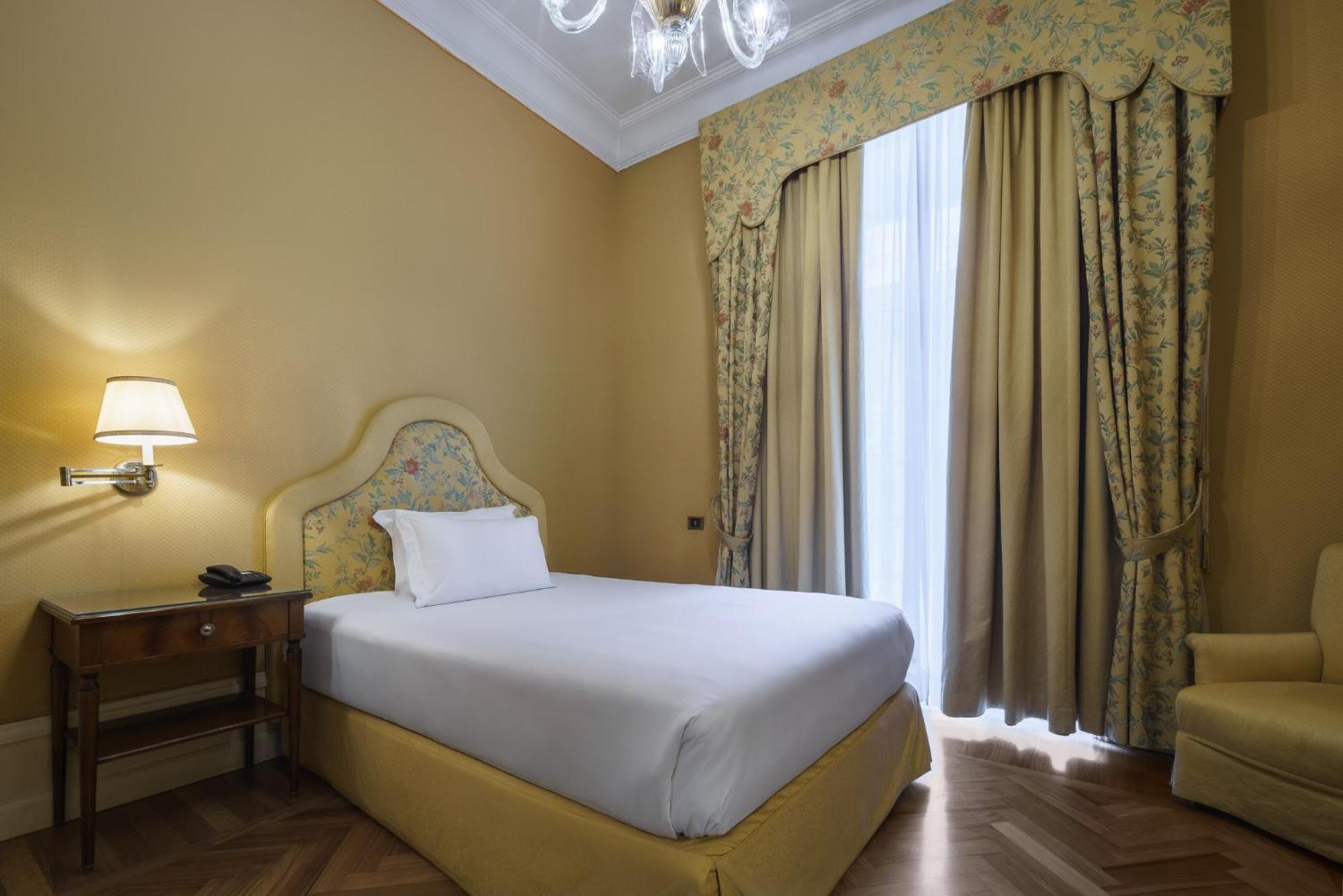 Eurostars Hotel Excelsior Napoli Bagian luar foto