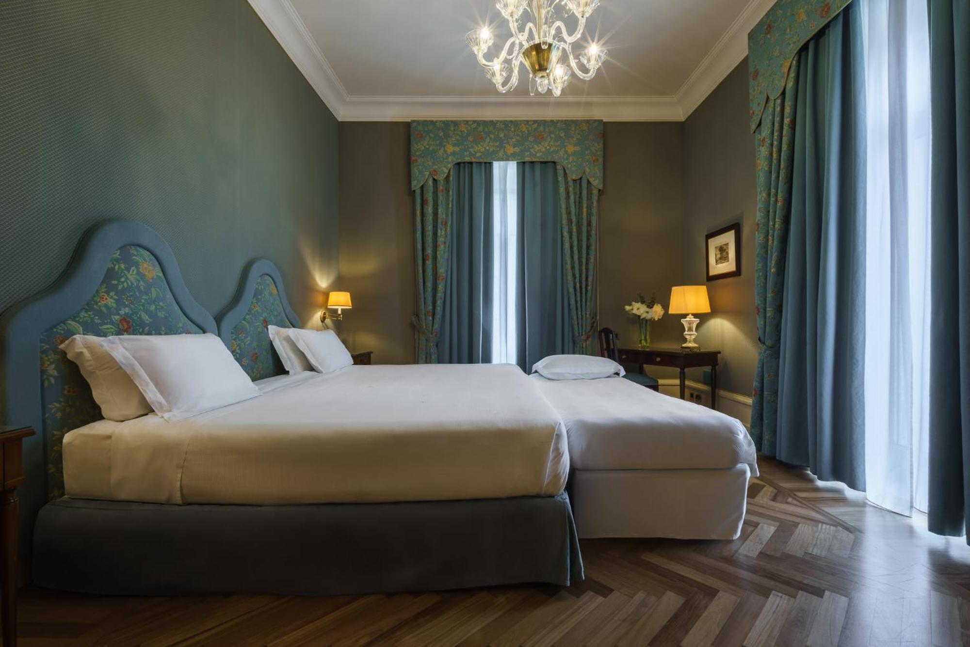 Eurostars Hotel Excelsior Napoli Bagian luar foto