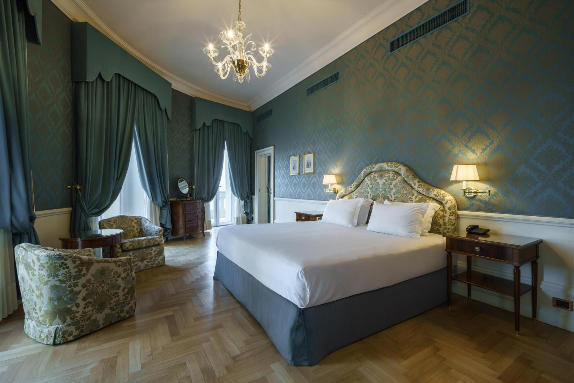Eurostars Hotel Excelsior Napoli Bagian luar foto
