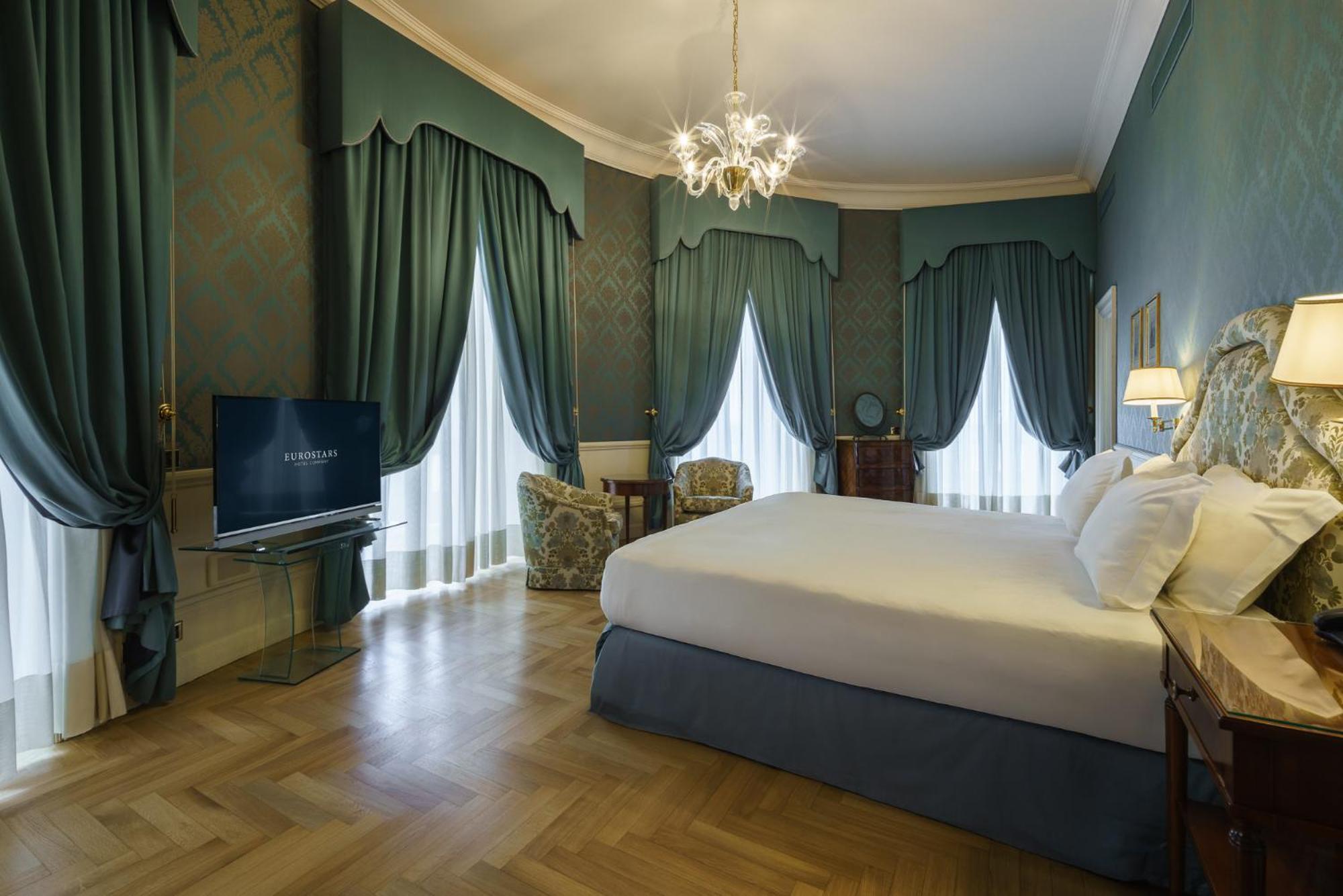 Eurostars Hotel Excelsior Napoli Bagian luar foto