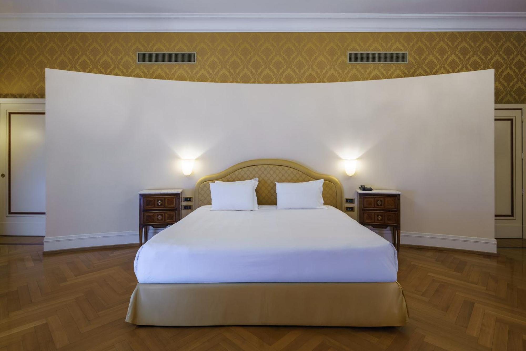 Eurostars Hotel Excelsior Napoli Bagian luar foto
