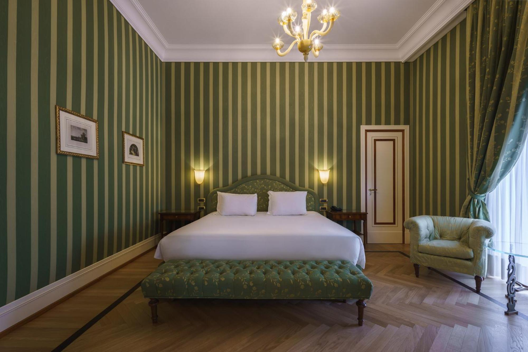 Eurostars Hotel Excelsior Napoli Bagian luar foto