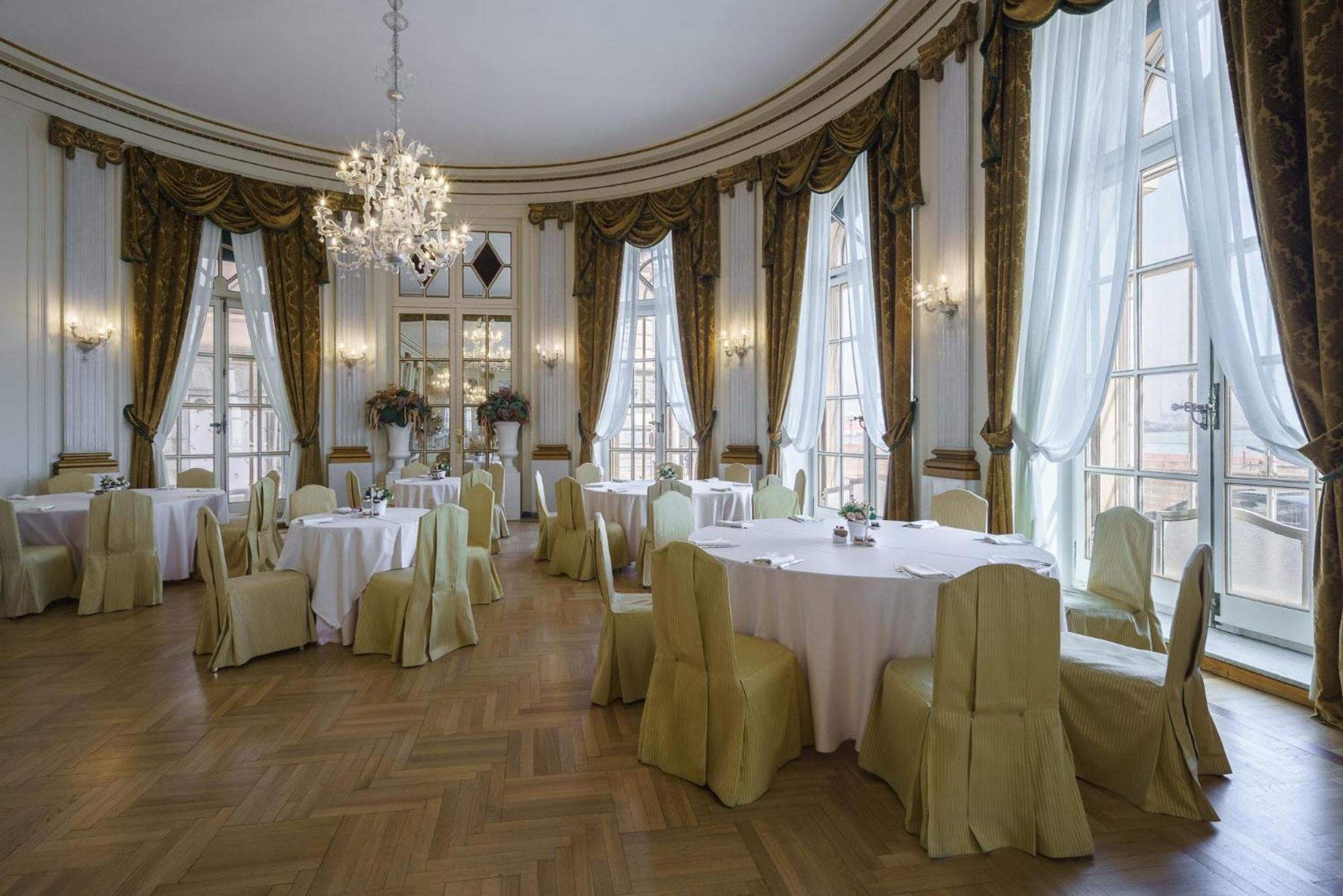 Eurostars Hotel Excelsior Napoli Bagian luar foto