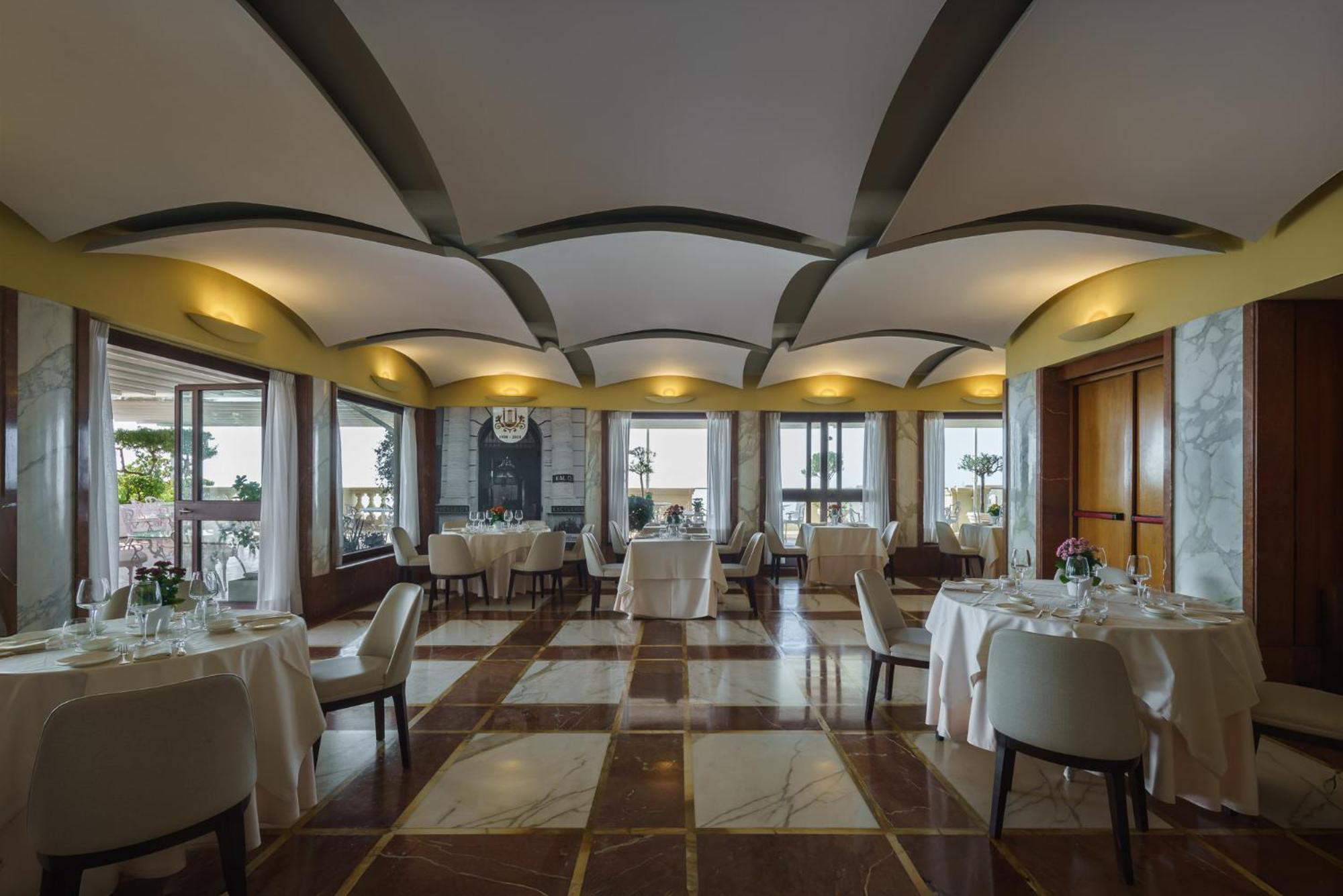 Eurostars Hotel Excelsior Napoli Bagian luar foto
