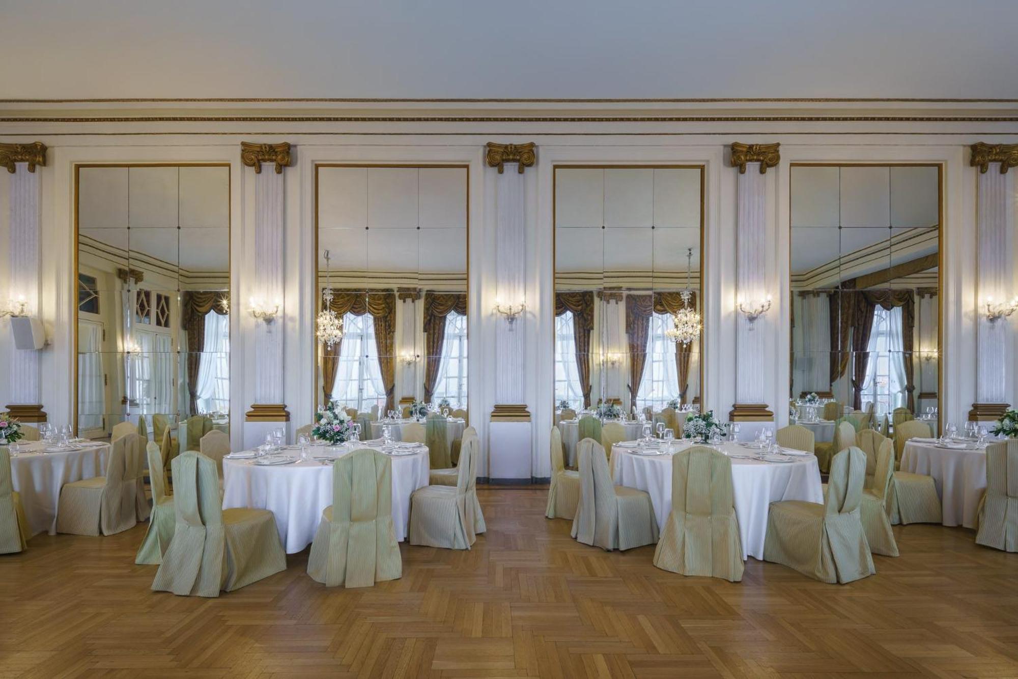 Eurostars Hotel Excelsior Napoli Bagian luar foto