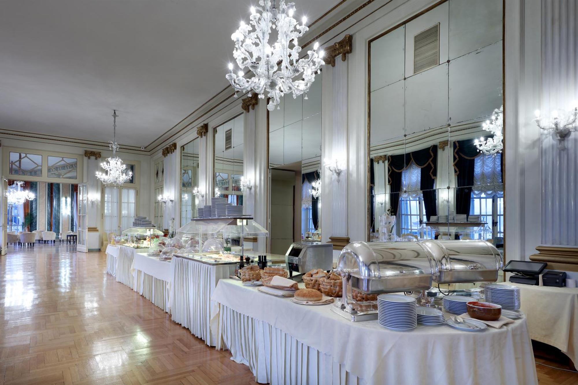 Eurostars Hotel Excelsior Napoli Bagian luar foto